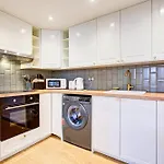 Contemporary 2-Bedroom Apartment In Wanstead, London