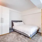 Contemporary 2-Bedroom Apartment In Wanstead, London