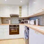 Contemporary 2-Bedroom Apartment In Wanstead, London