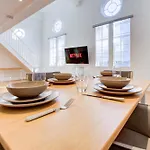 Contemporary 2-Bedroom Apartment In Wanstead, London