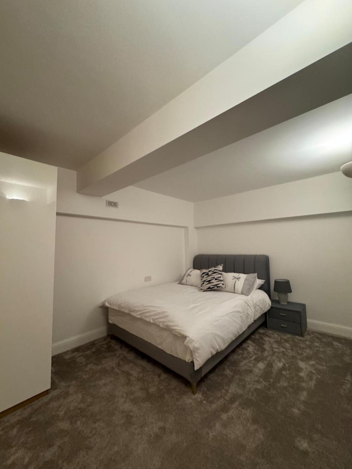 Apartment Contemporary 2-bedroom In Wanstead, *