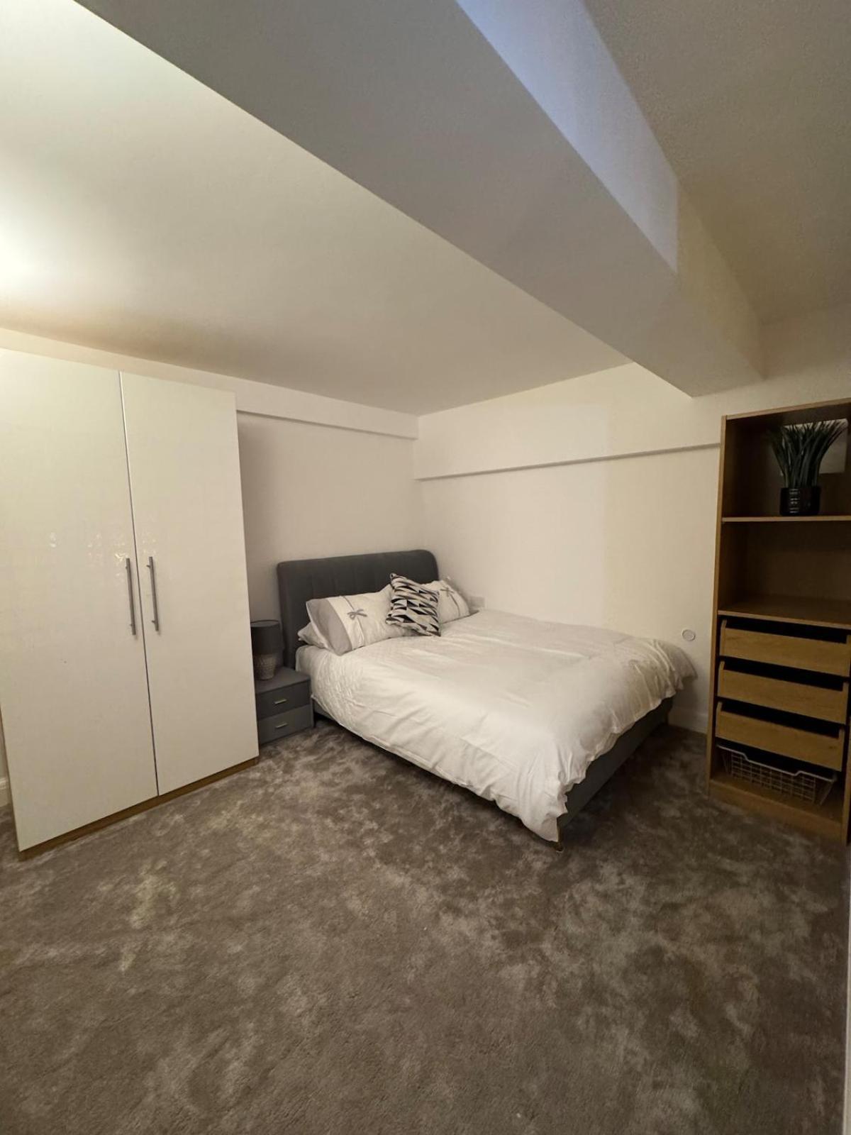 Contemporary 2-bedroom In Wanstead, * London