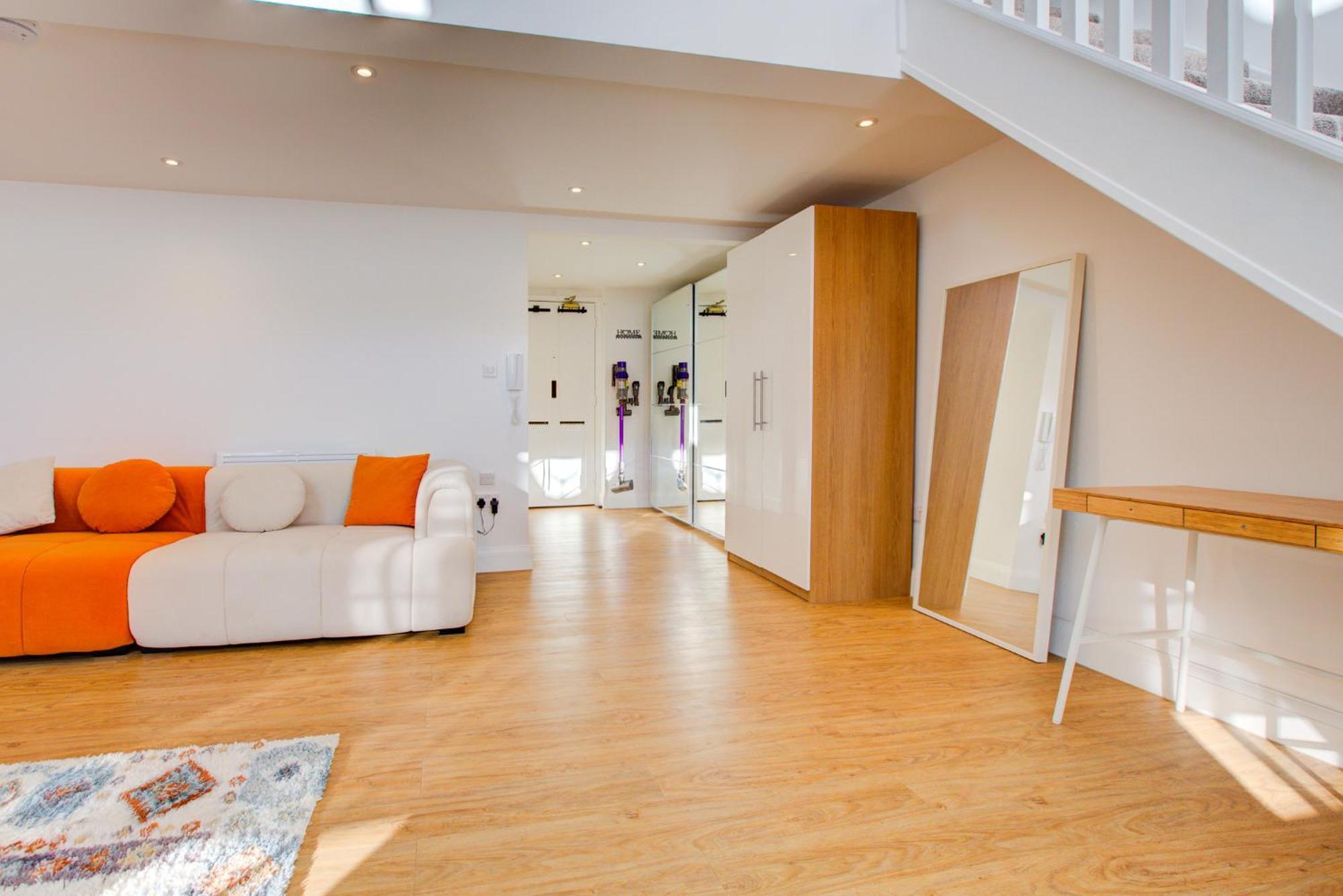 Apartment Contemporary 2-bedroom In Wanstead,