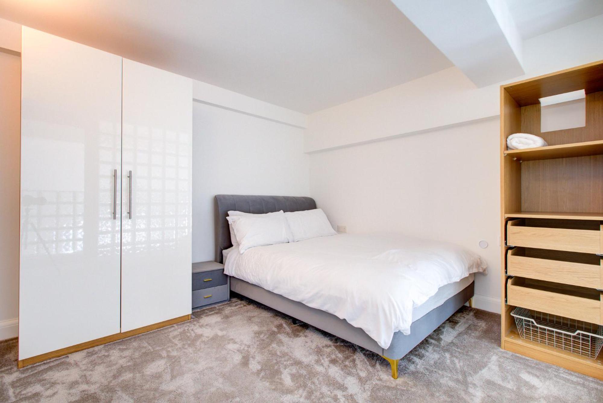 Contemporary 2-bedroom In Wanstead, *