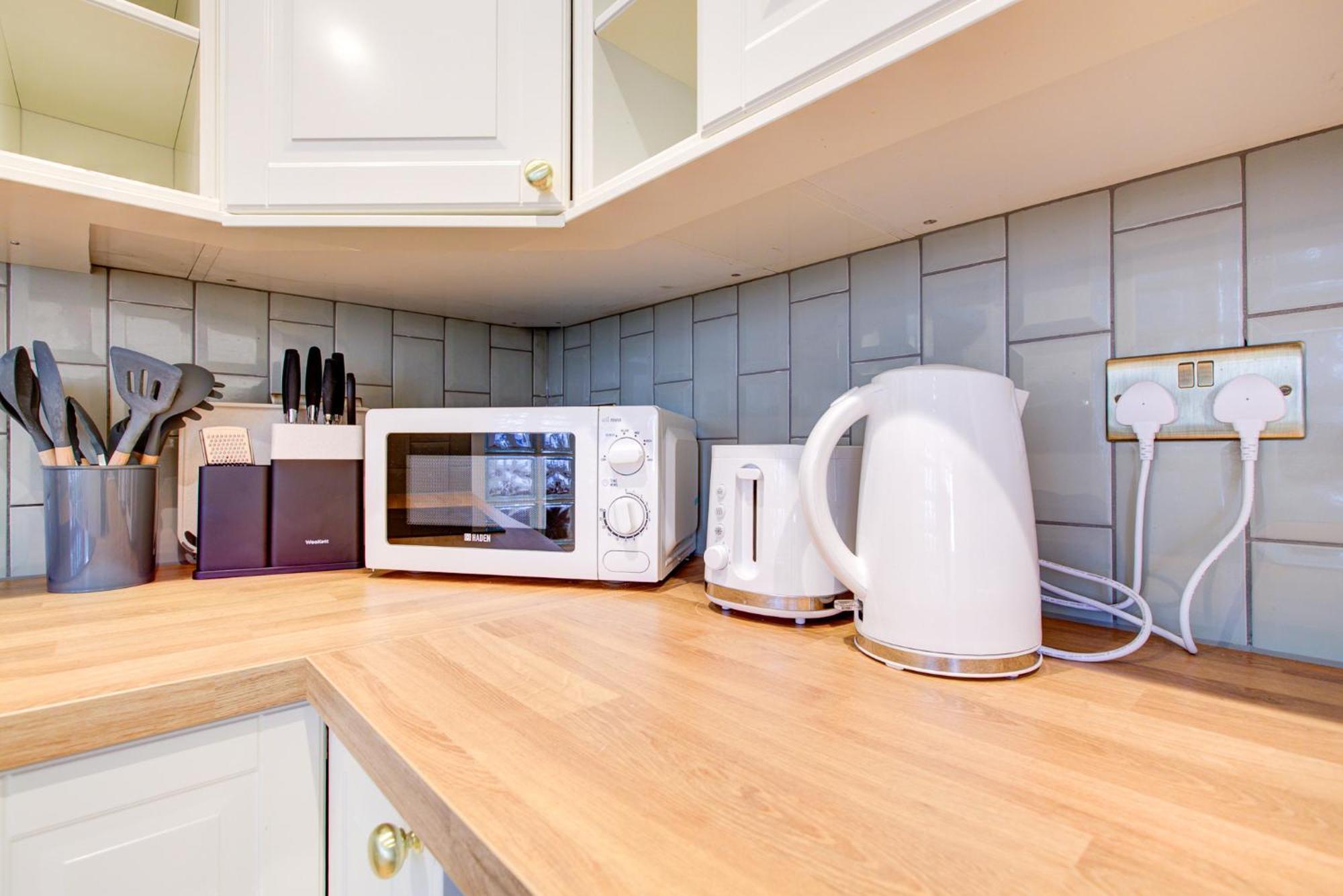 Apartment Contemporary 2-bedroom In Wanstead, *