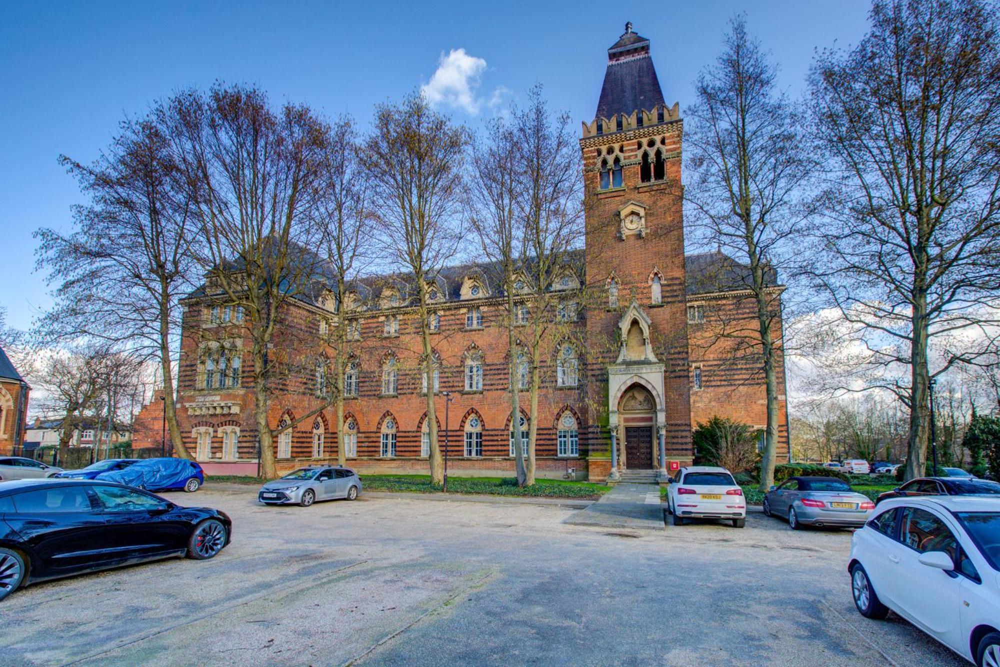Apartment Contemporary 2-bedroom In Wanstead,
