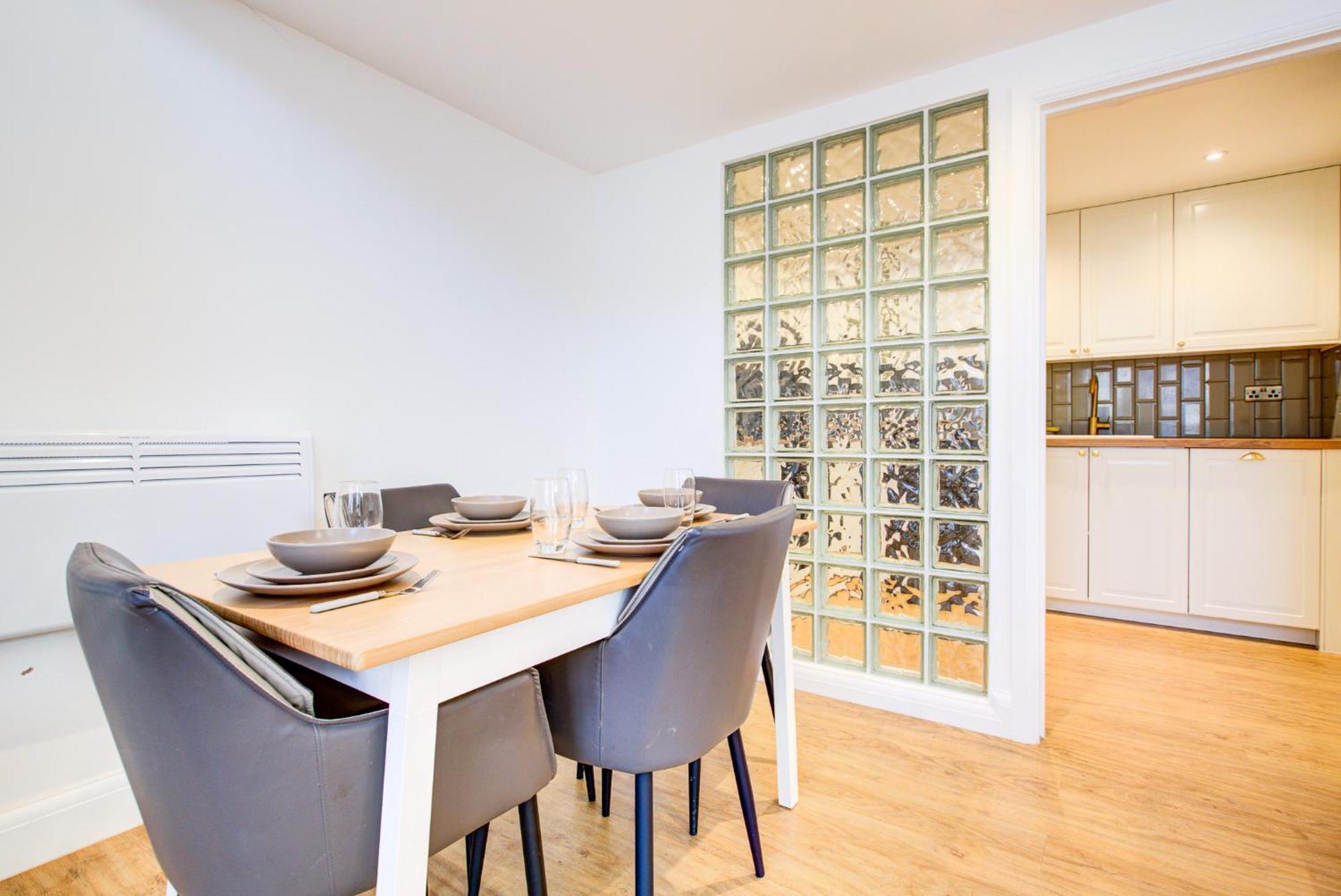 Contemporary 2-bedroom In Wanstead, Apartment *