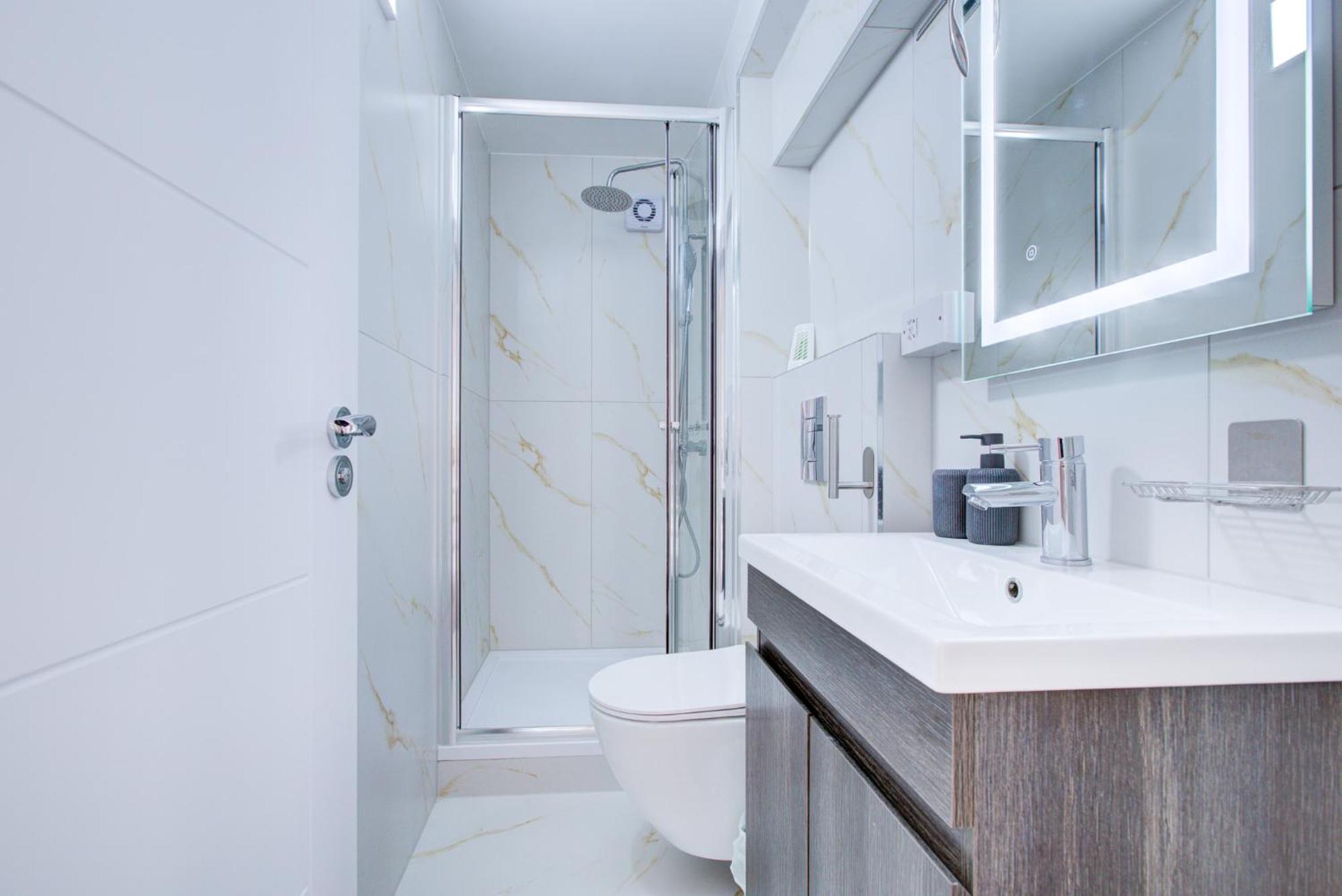 Apartment Contemporary 2-bedroom In Wanstead, London