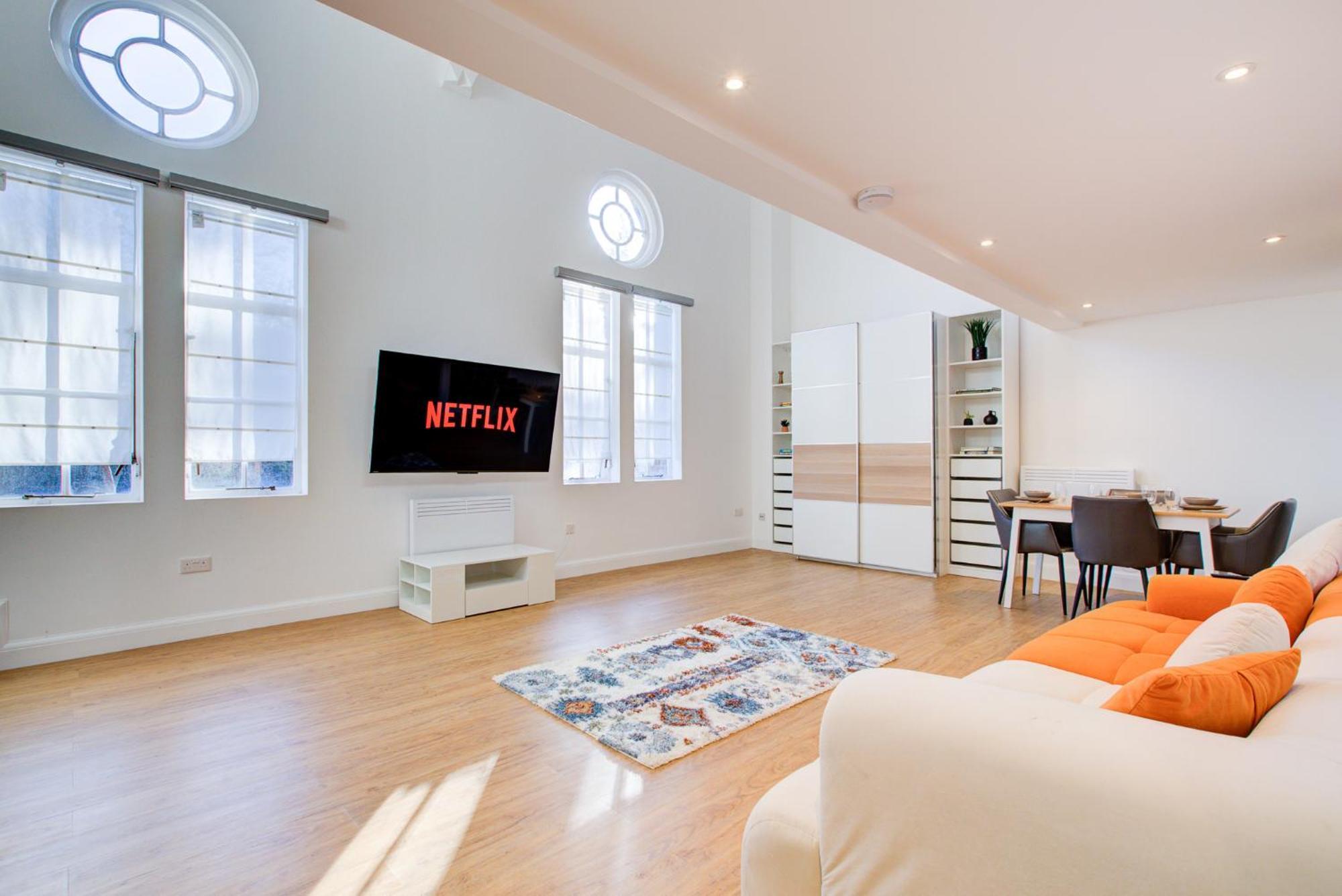 Contemporary 2-bedroom In Wanstead, *